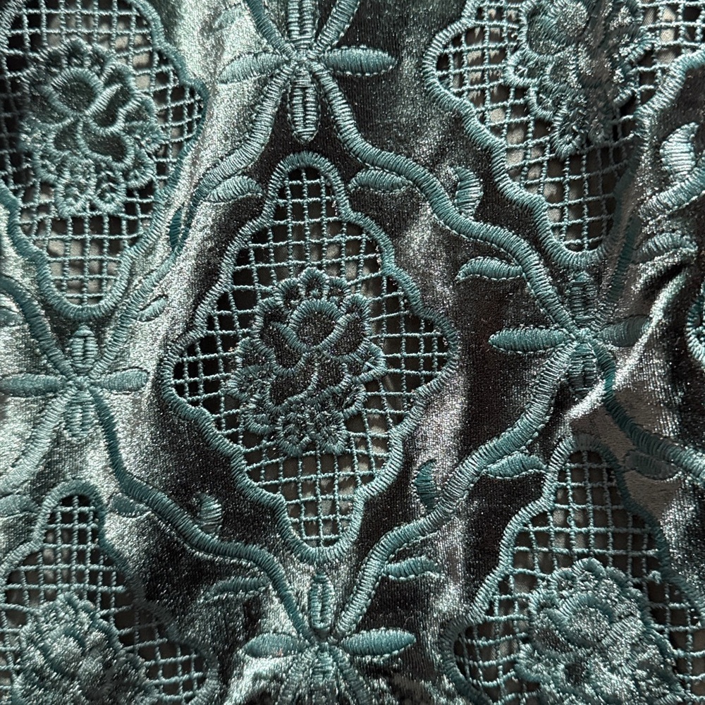 Elegant Green Lace Dress - Picture 4 of 7